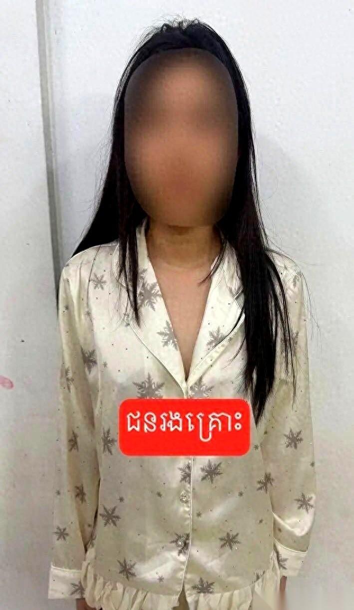 你敢信吗？接她的，是一辆迈巴赫。黑色的，锃亮，就是那种电影里大佬才坐的车。下