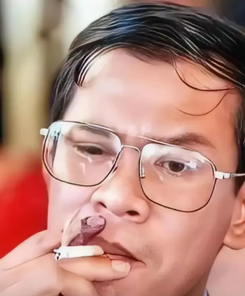柬埔寨的洪森首相充其量就是一个江湖老油条，长期图谋不轨想取缔两届国王的地位，两届