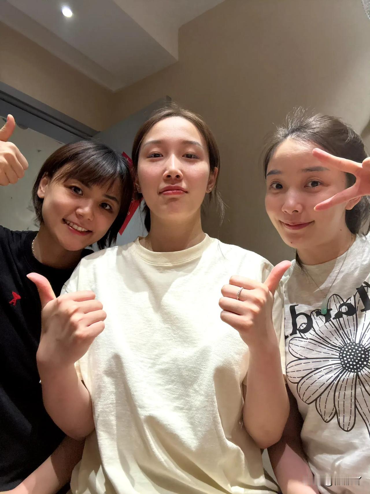 钱天一的美好生活是谁羡慕了？有认识钱天一旁边这两位美女是谁吗？近日钱天一在社