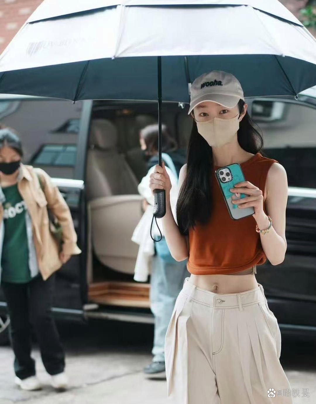 我总担心宋轶这条裤子走着走着就掉了​​​