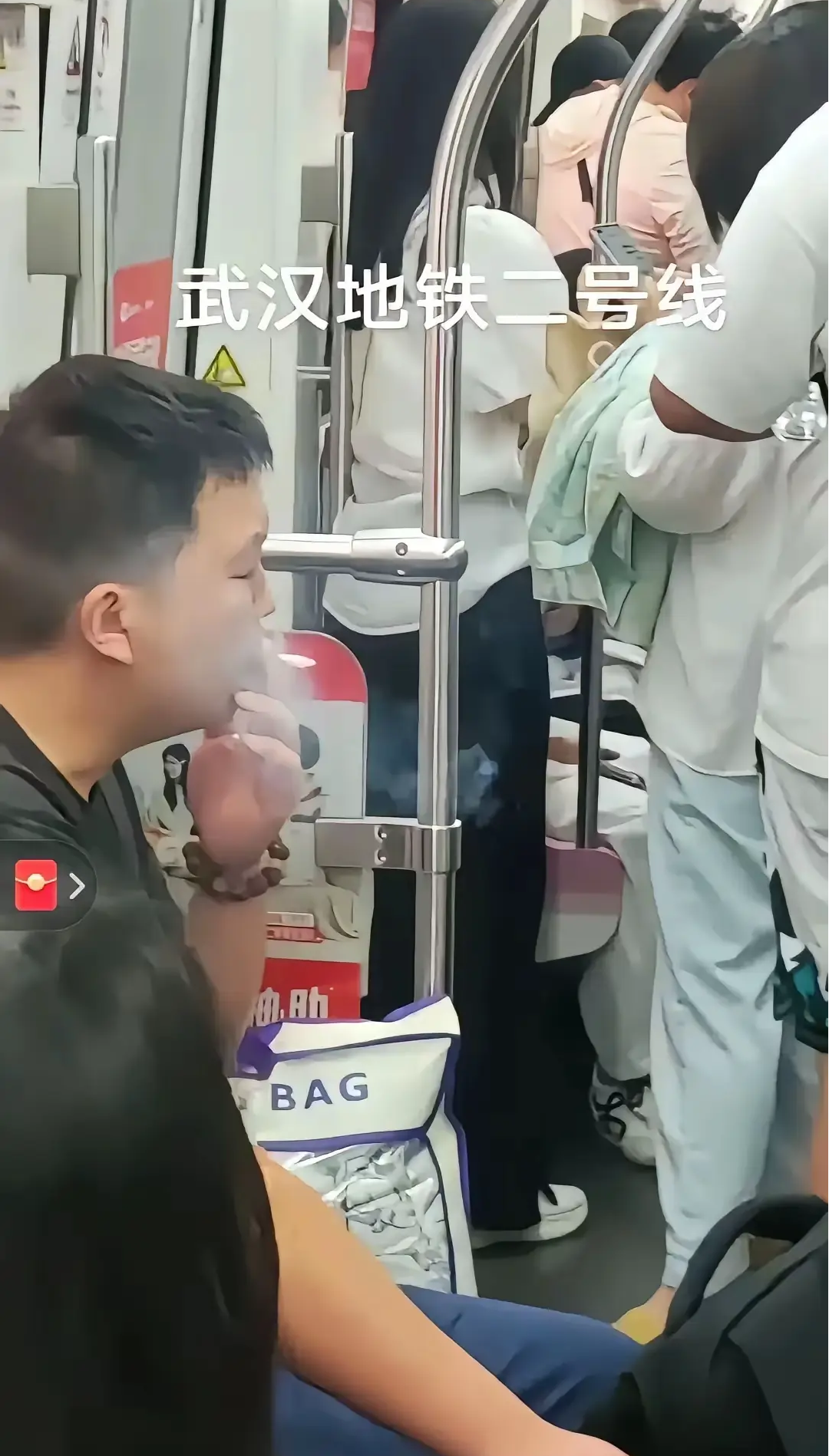要是这个穿和服的花臂露出来抽烟，估计没哪个人敢BB