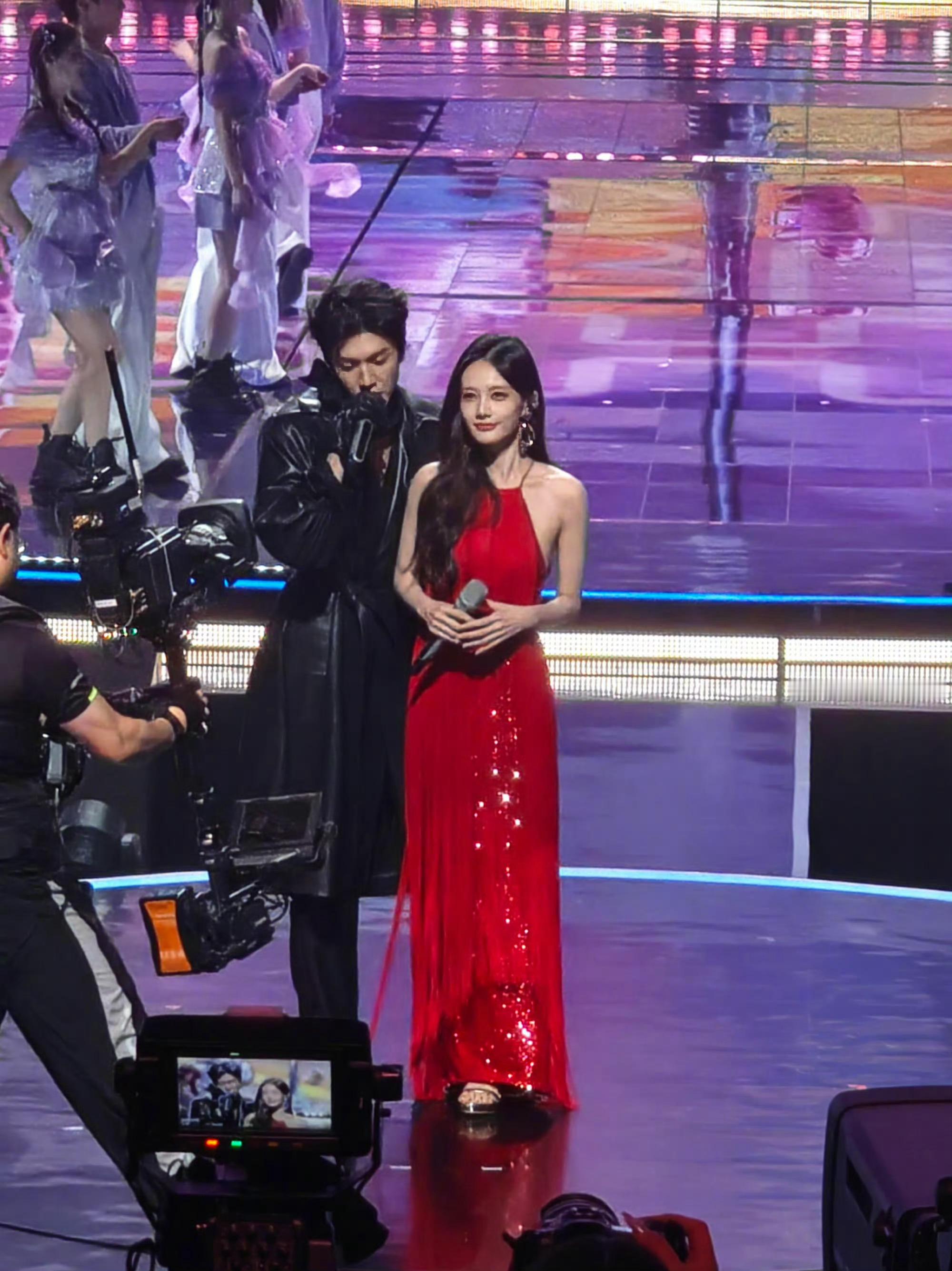 李一桐背部线条她好像根本不知道自己的背有多好看。没有刻意凹造型的紧绷感，没有等