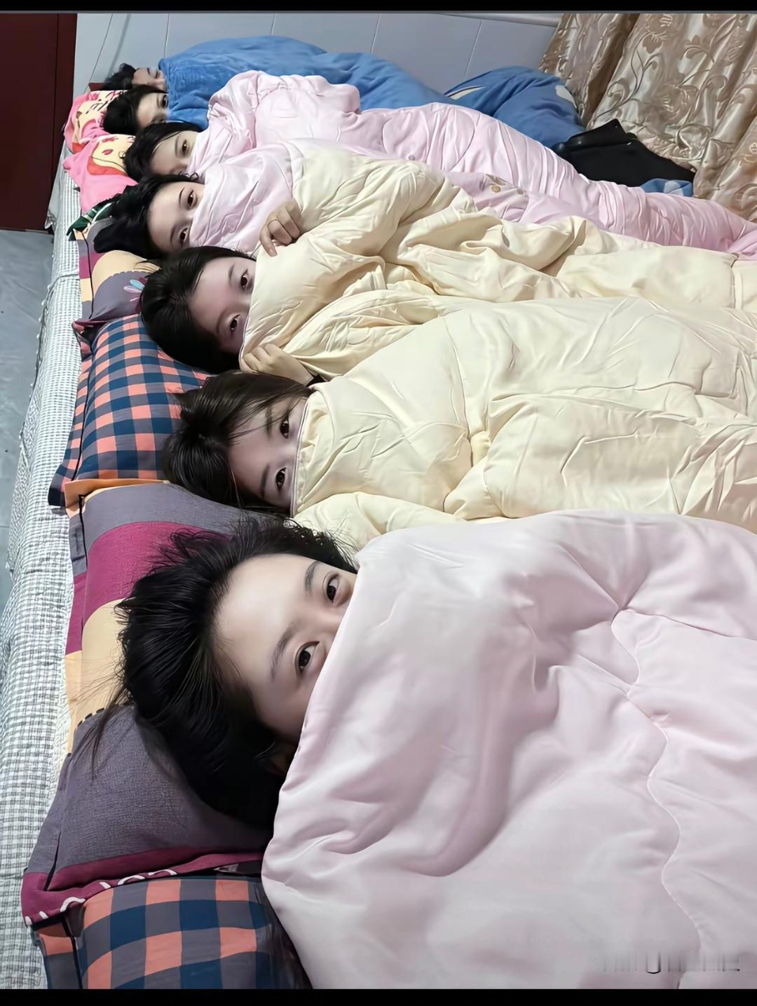 看到这种大通铺很亲切呀！我上高中时就是睡这样的大通铺，一个大屋子里两个大通铺对着