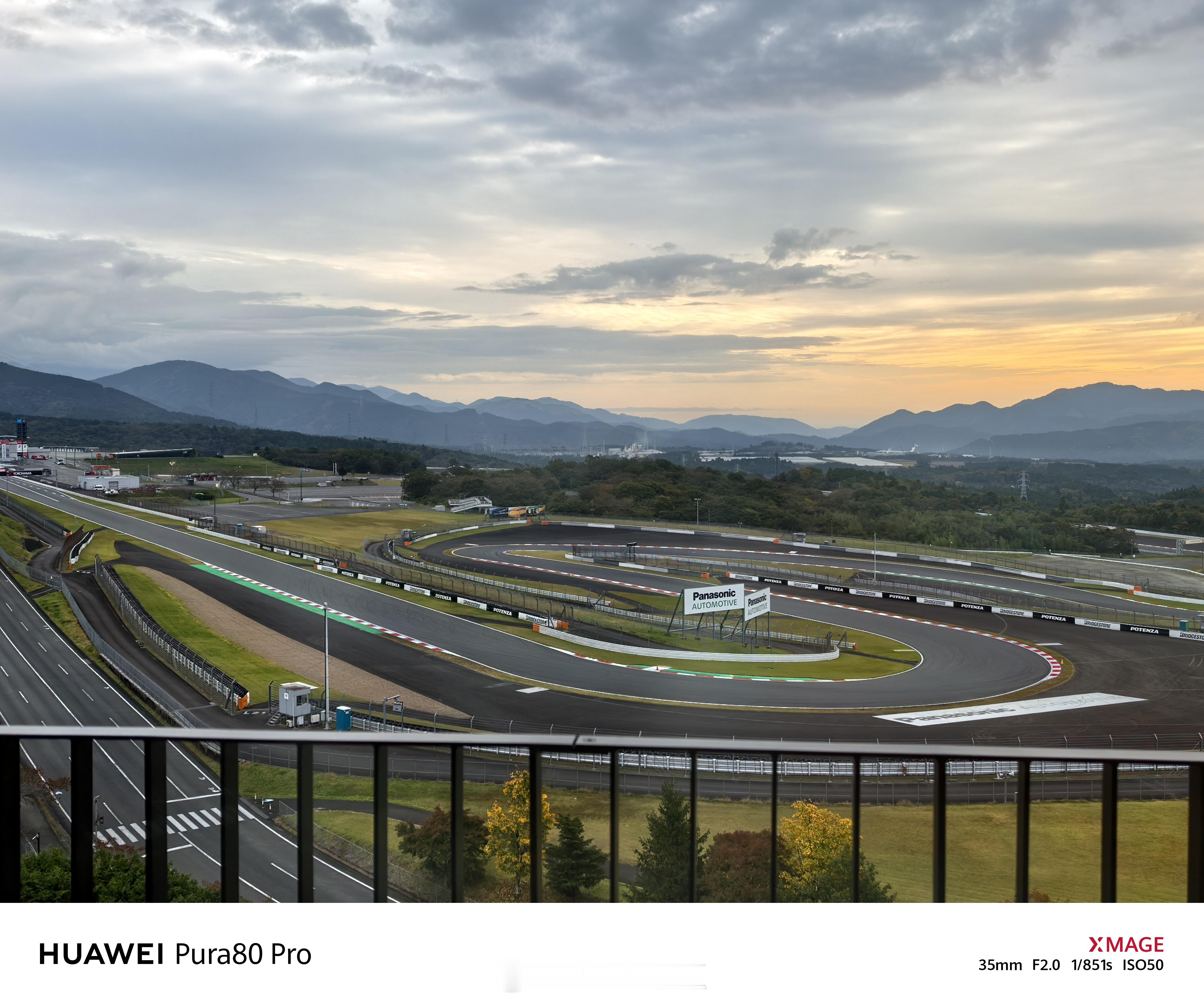 入住了一个赛道酒店，FujiSpeedwayHotel,阳台就是看台远处就是