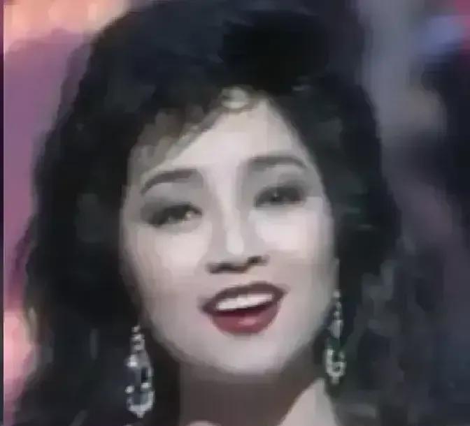 敢信吗？当着全香港人的面，赌王何鸿燊居然公开调侃徐小凤“真人比上镜胖两圈”！