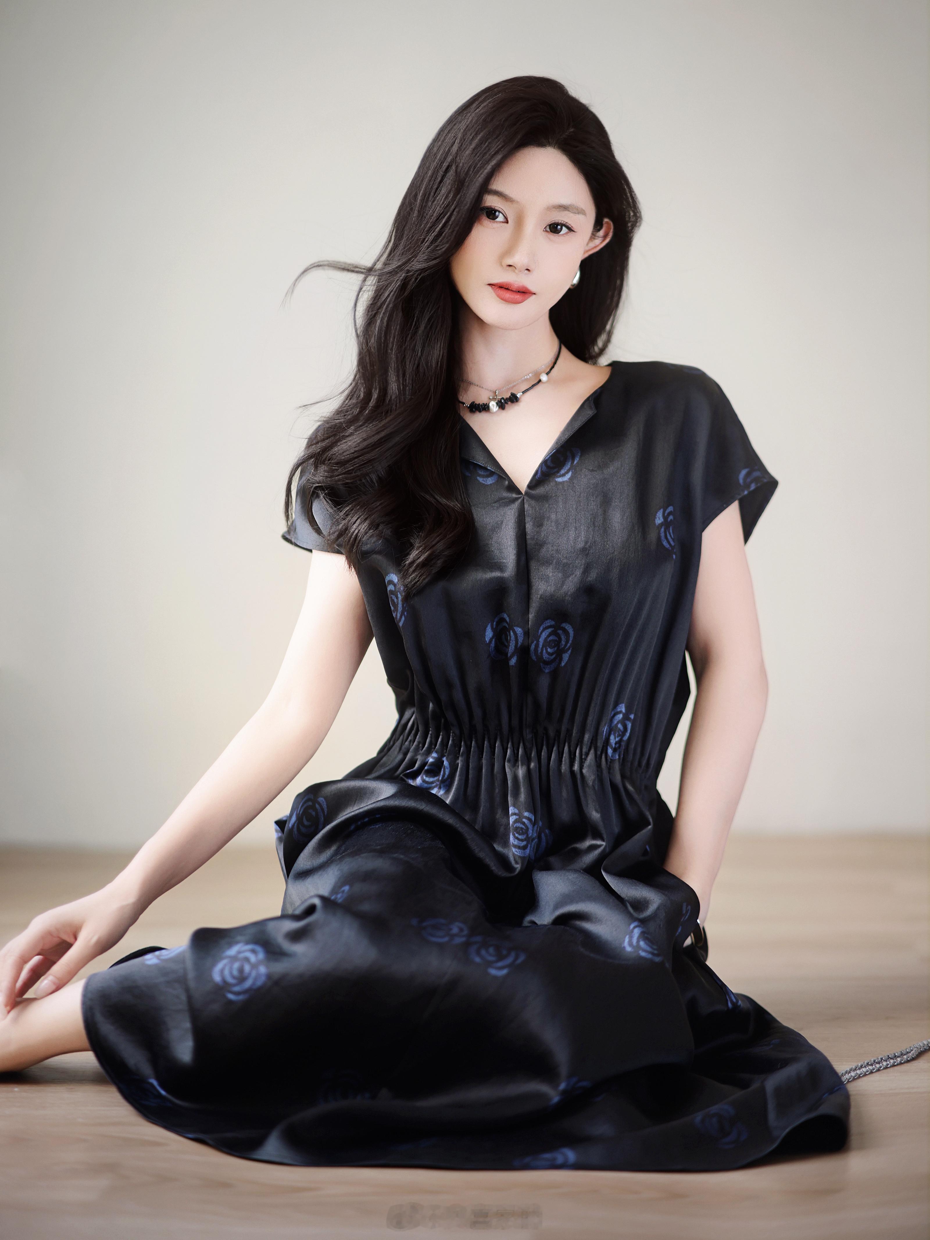 把香云纱和提花结合在一起优雅的同时又很有氛围感[doge]美得让人好安心哈哈！​​