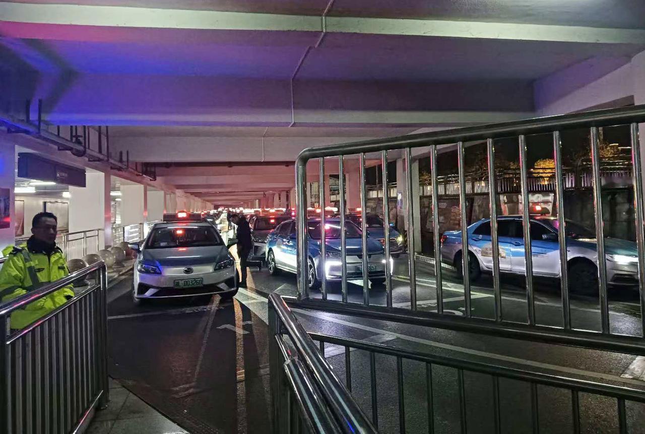 今天去高铁站接人，看见的士停在出站口密密麻麻，第一眼看上去还以为是大塞车。目测有