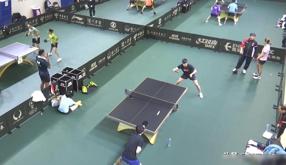 怪不得莎莎自己坐在角落里休息那原来楚钦去代表运动员宣誓去了啊不过莎莎还得是莎