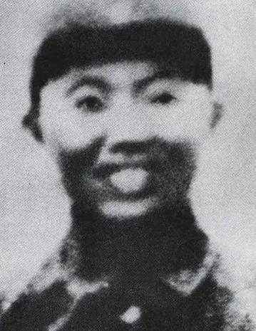 1942年，神枪手王凤麟遭叛徒出卖，被日军围在山上，打到只剩一颗子弹时，他犹豫了