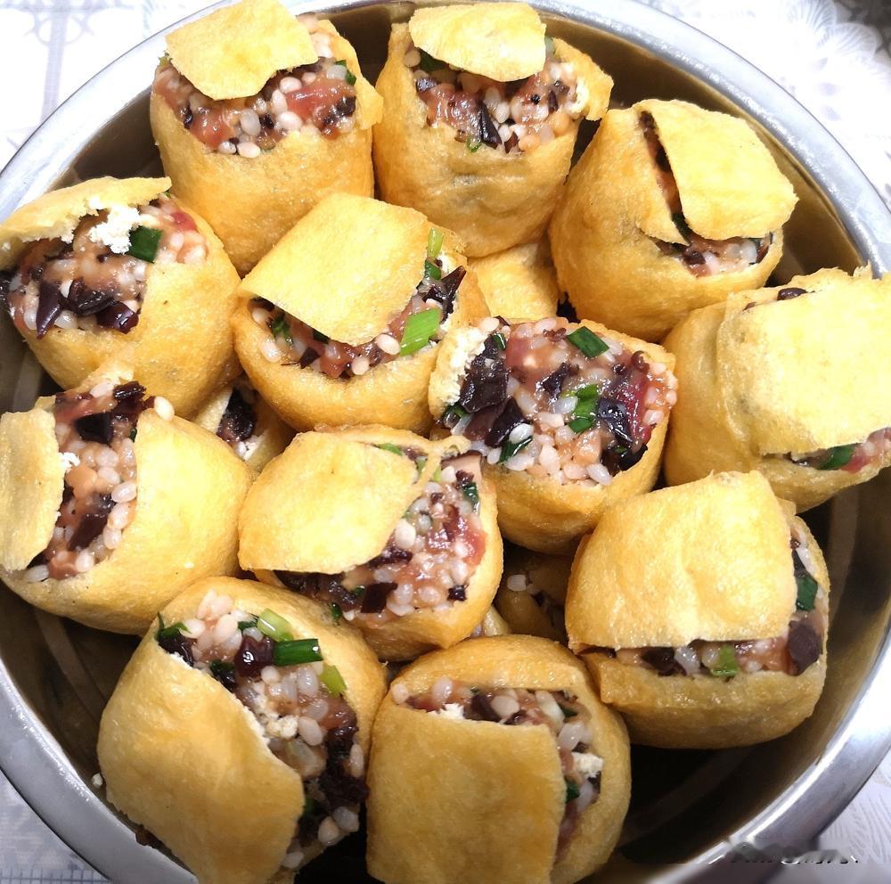 一份吃食，三重暖意。​1.食材​糯米弹韧。​肉沫鲜香。​香菇醇厚