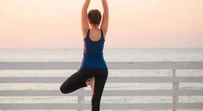 50岁后，坚持这3项运动，到老都不求人！人过50，最怕什么？不是怕老，是怕