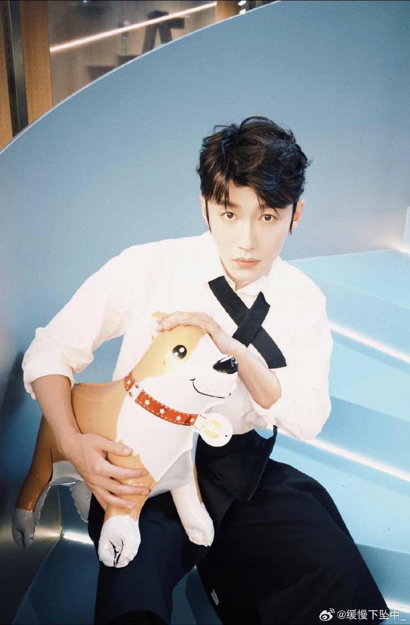 代旭被捏胸肌的反应代旭被捏胸肌的表情代旭那个反应太真实了。不是生气，不是害羞，