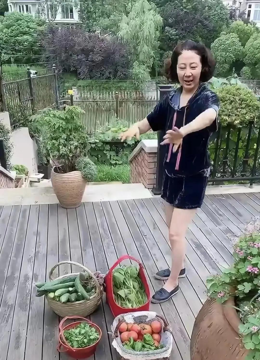 厉玲真的是一个很简单的女人，自己在南京住大别墅，但是一点也不介意丈夫范明拼事业，