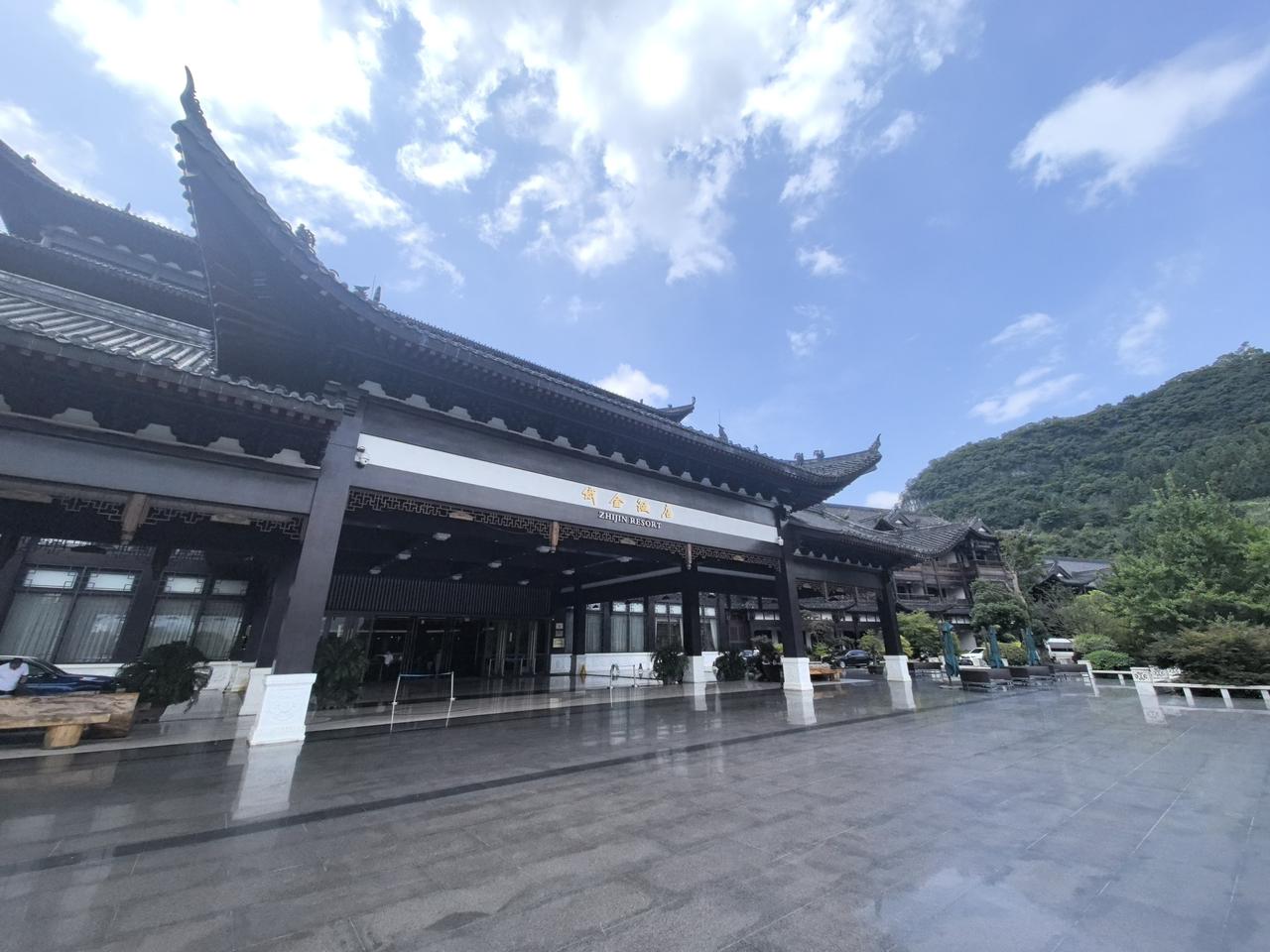来贵州织金避暑旅游，这家饭店让人意外惊喜，是个不错的打卡点。[红脸笑]喀斯特地貌小