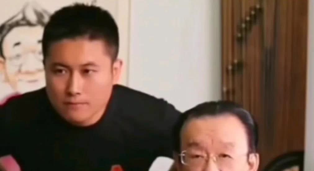 杨议大概现在后槽牙否块咬碎了，自己又被二哥摆了一道。说好的五月十八举办拜师仪式，