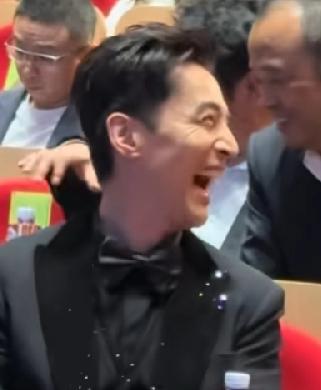 胡歌在白玉兰现场表情包：与后排郭京飞聊天，哈哈大笑。看见左侧好友闫妮，低头挤
