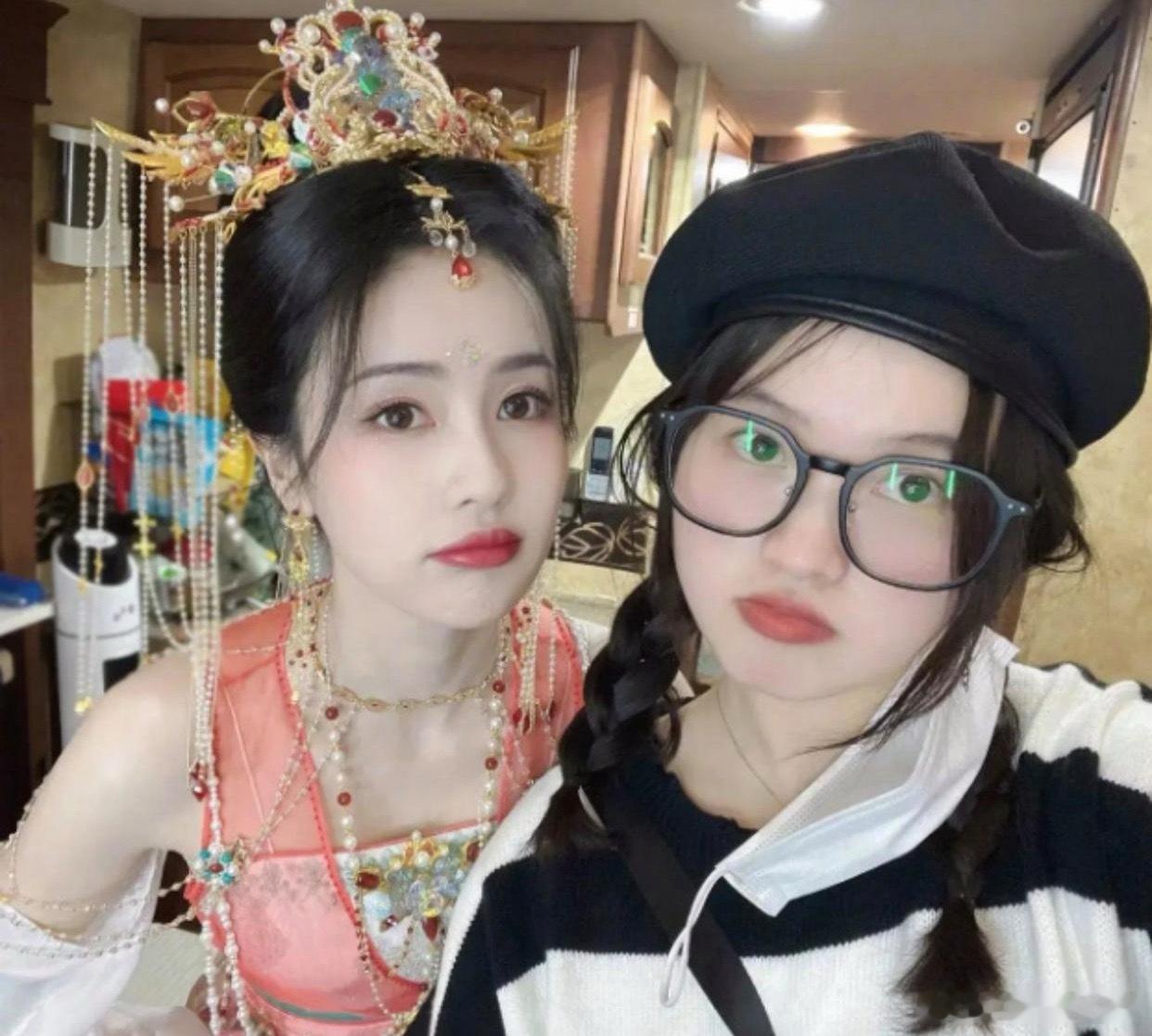 1.白鹿的助理呵呵，现已任职于白鹿的新工作室担任经纪人。她早在几年前就考取了经