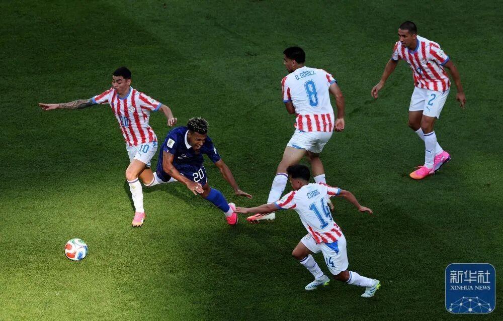 终场哨响，巴拉圭门将奥兰多·希尔没把球还给裁判，而是径直砸向了姆巴佩的后背，球砸