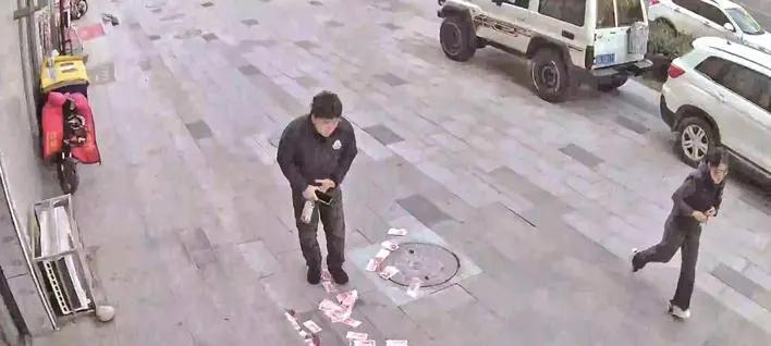 河北徐先生刚取了五万块钱，揣在怀里，一阵大风迎面兜过来，钱被吹走了一大半，他抱着