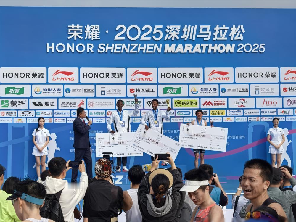 深圳马拉松奖牌出炉，2位埃塞俄比亚黑人兄弟夺得金牌银牌，2小时9分多，分别收获7