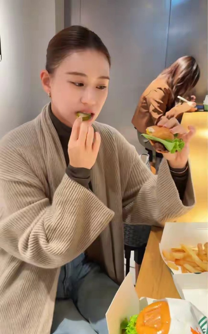 34岁何超莲带同事香港吃汉堡，梳着光滑发髻，皮肤白皙透亮好年轻​​​