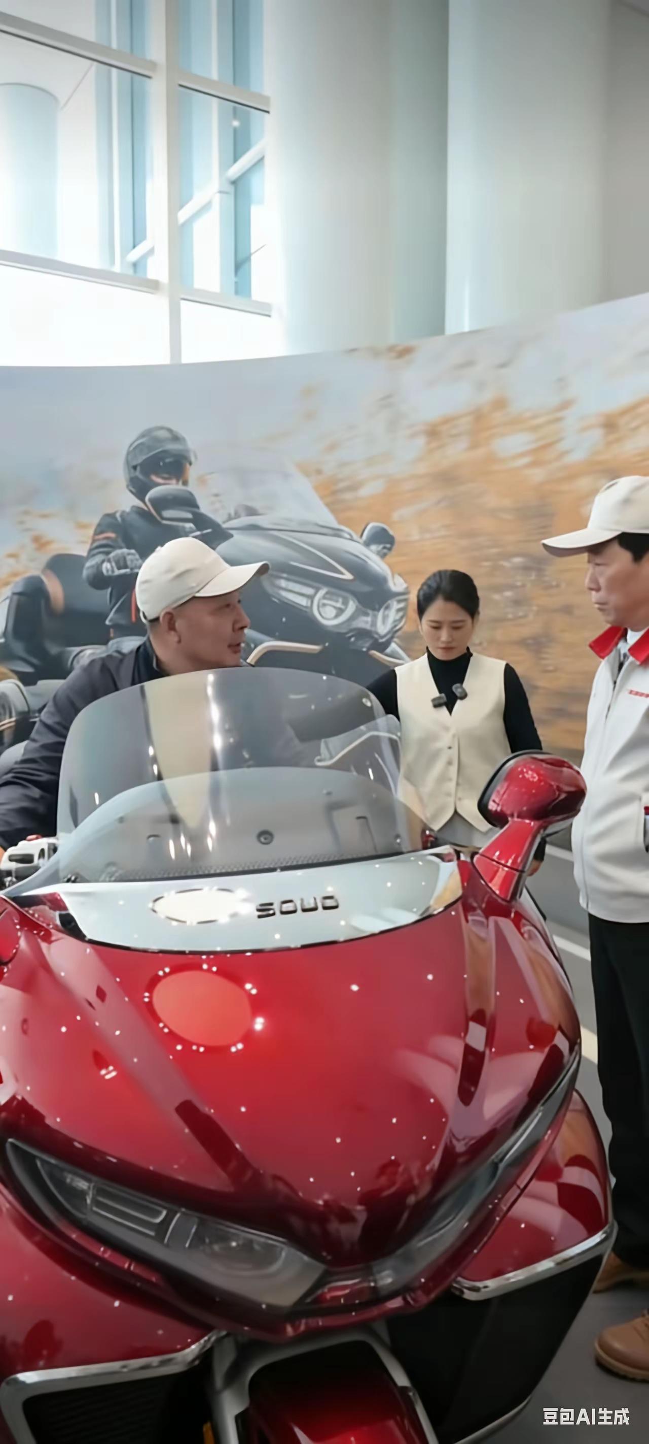 于东来骑个摩托，笑成那样，我看了三遍视频。就是前几天的事。胖东来的于东来试驾