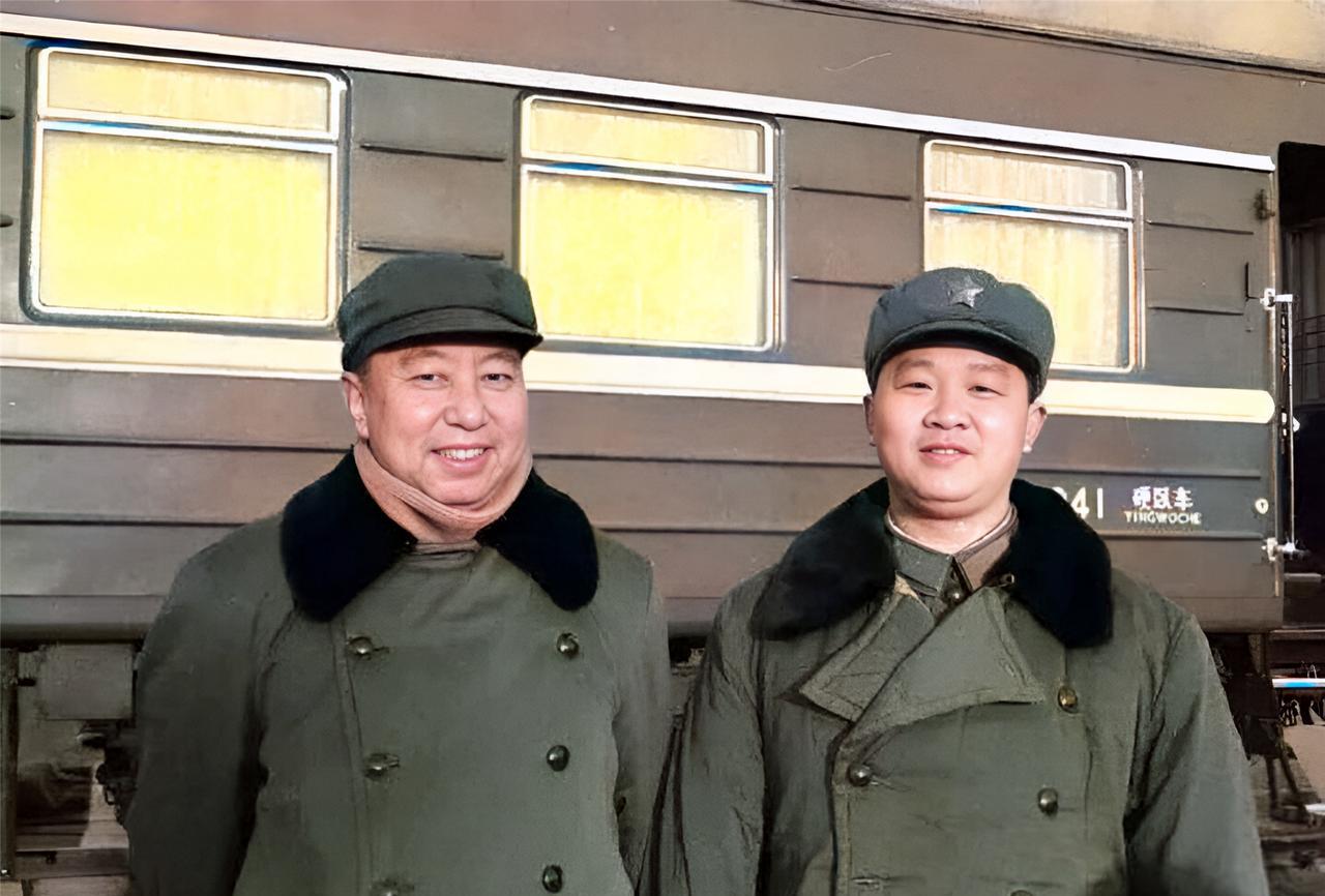 这是华老与自己最为信任的秘书在一起。曹万贵担任华老的秘书长达四十二年。1968年