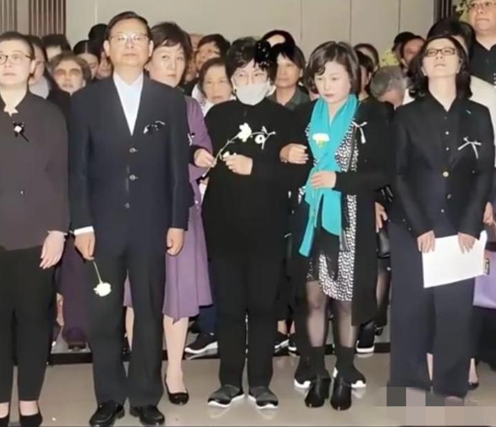 2017年徐玉兰追悼会上，林妹妹王文娟含泪送别她的宝哥哥令人动容的一幕