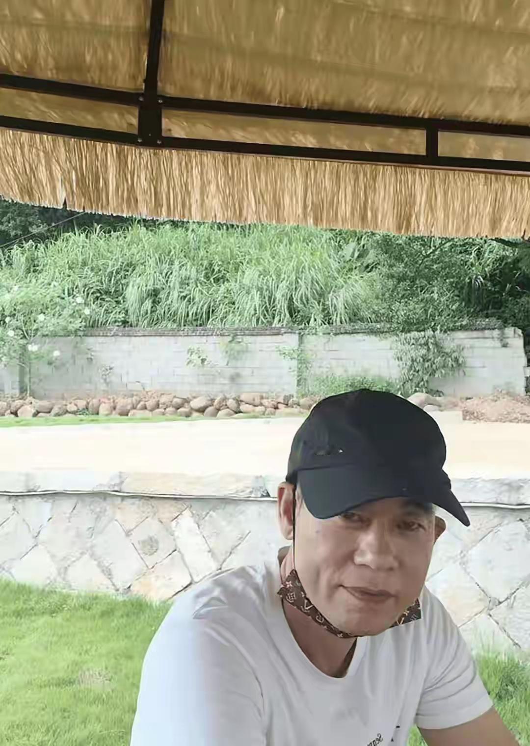 现在长得像明星，无论美丑，只要像，都算是一条出路了，在dy上发发视频，都能