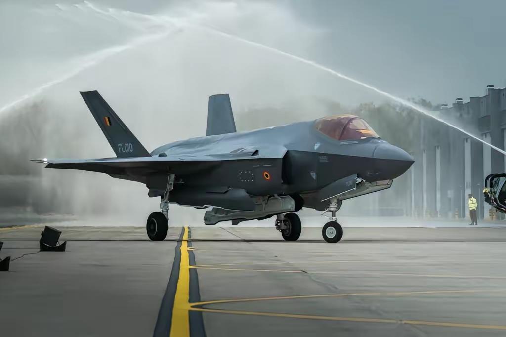 比利时又收到3架美国F-35A，总数到了7架。新战机降落在弗洛雷讷空军基地。