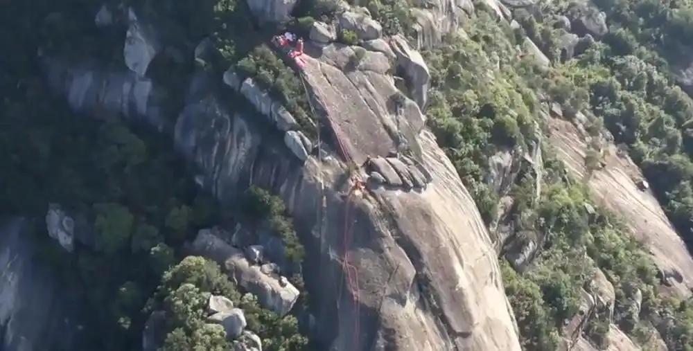 这真是奇迹！福建漳州，一男子和同伴上山采药，不料突然脚下一空，直接从悬崖坠落20