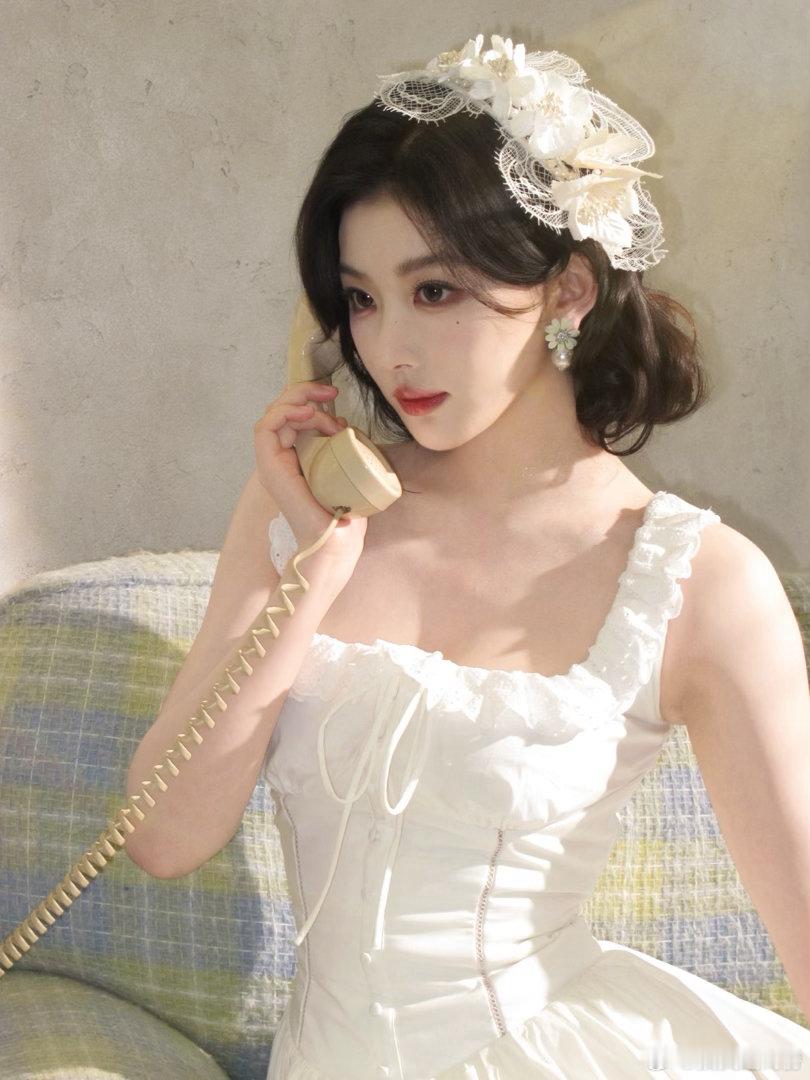 孔雪儿小时候课本里的插画美女孔雪儿课本里的插画美女脸型线条圆润柔和，气质干净纯粹