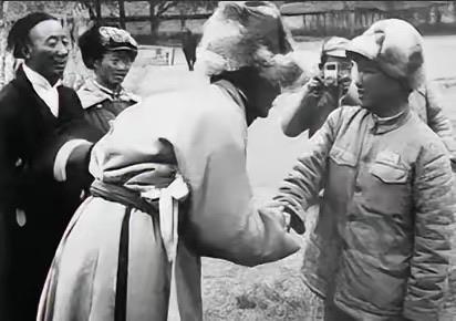 1951年，阿里驻军缺粮食，连战马都杀了吃，眼看全军就要饿死，一个小战士干了一件