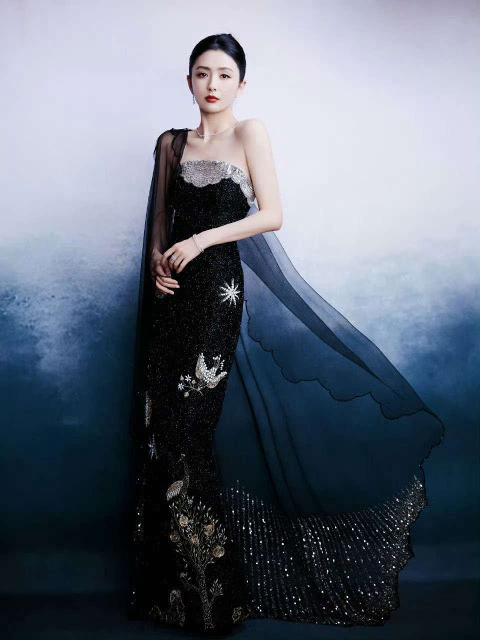 谁还没被佟丽娅的黑裙红唇美到！真的美得不要不要的，怎么那么好看了！