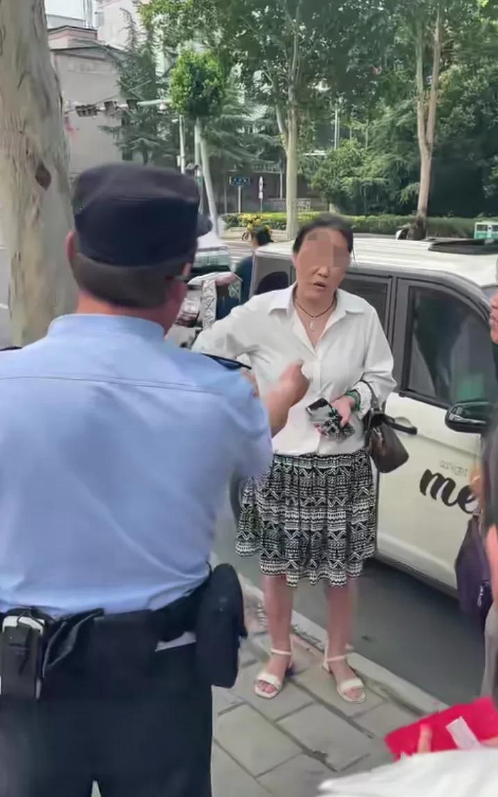 拾金不昧的精神去哪了？！河南长葛，一女子捡了别人的项链，失主提供了购买项链的收据