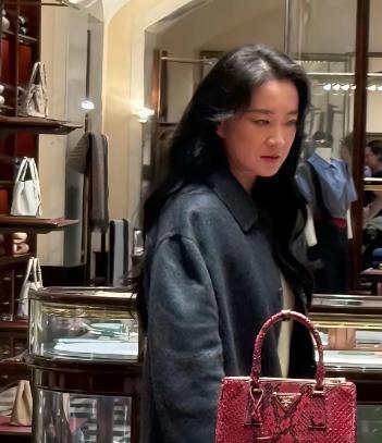 仔细听，贾玲的笑声都变了。不是声带，是身份。过去，她需要把笑声调高八度，焊接