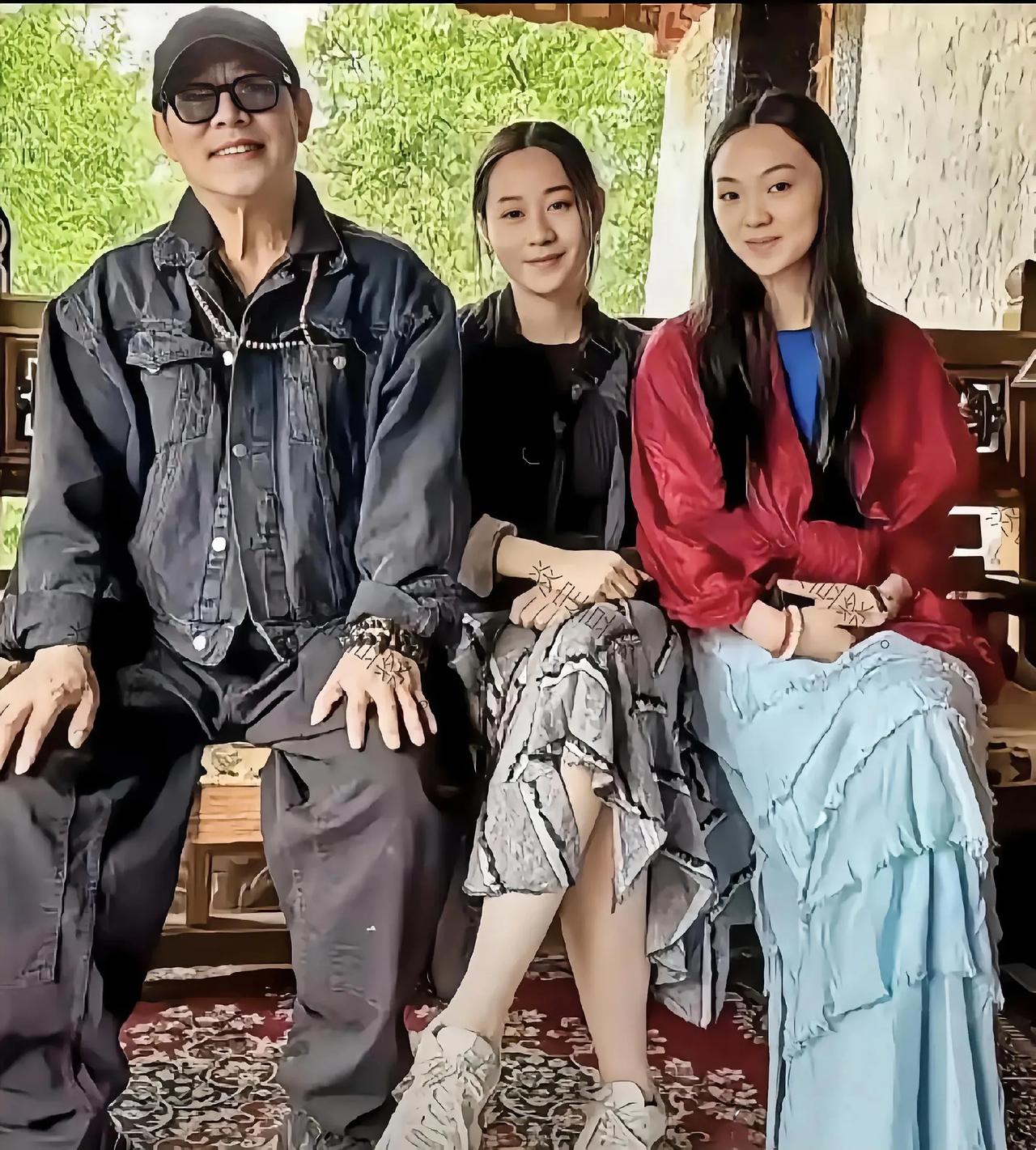 李连杰与二婚妻子所生的两个女儿合影，面对镜头，李连杰笑容可掬，父爱泛滥。如果从颜