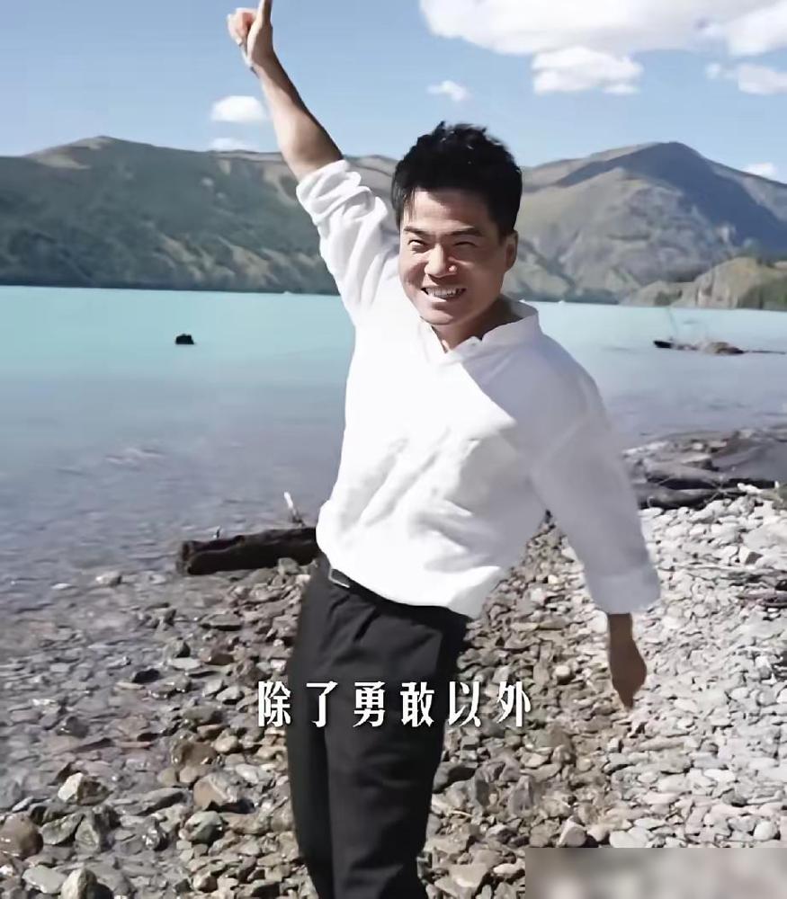 当老俞再提董宇辉，当董宇辉在树下调皮地捡起茶籽装裤兜里，当老俞说分开大家都好，不