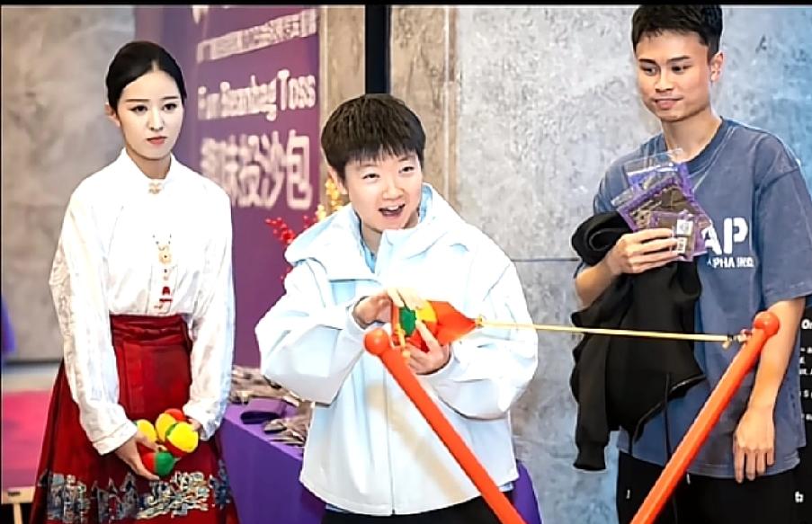 昨日参加重庆晚宴，莎莎好开心呀！她真的像个小朋友一样没有任何包袱和压力，