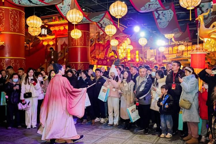 2026年1月13日，湖北武汉木兰不夜城景区飞刀表演发生意外：红衣演员投掷第六把