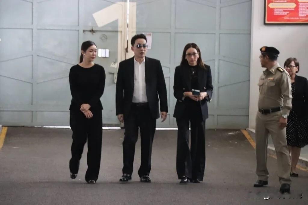 他信女儿萍通塔探视他信后，含泪回应媒体关于他信再被起诉一事。这次他信被起诉的