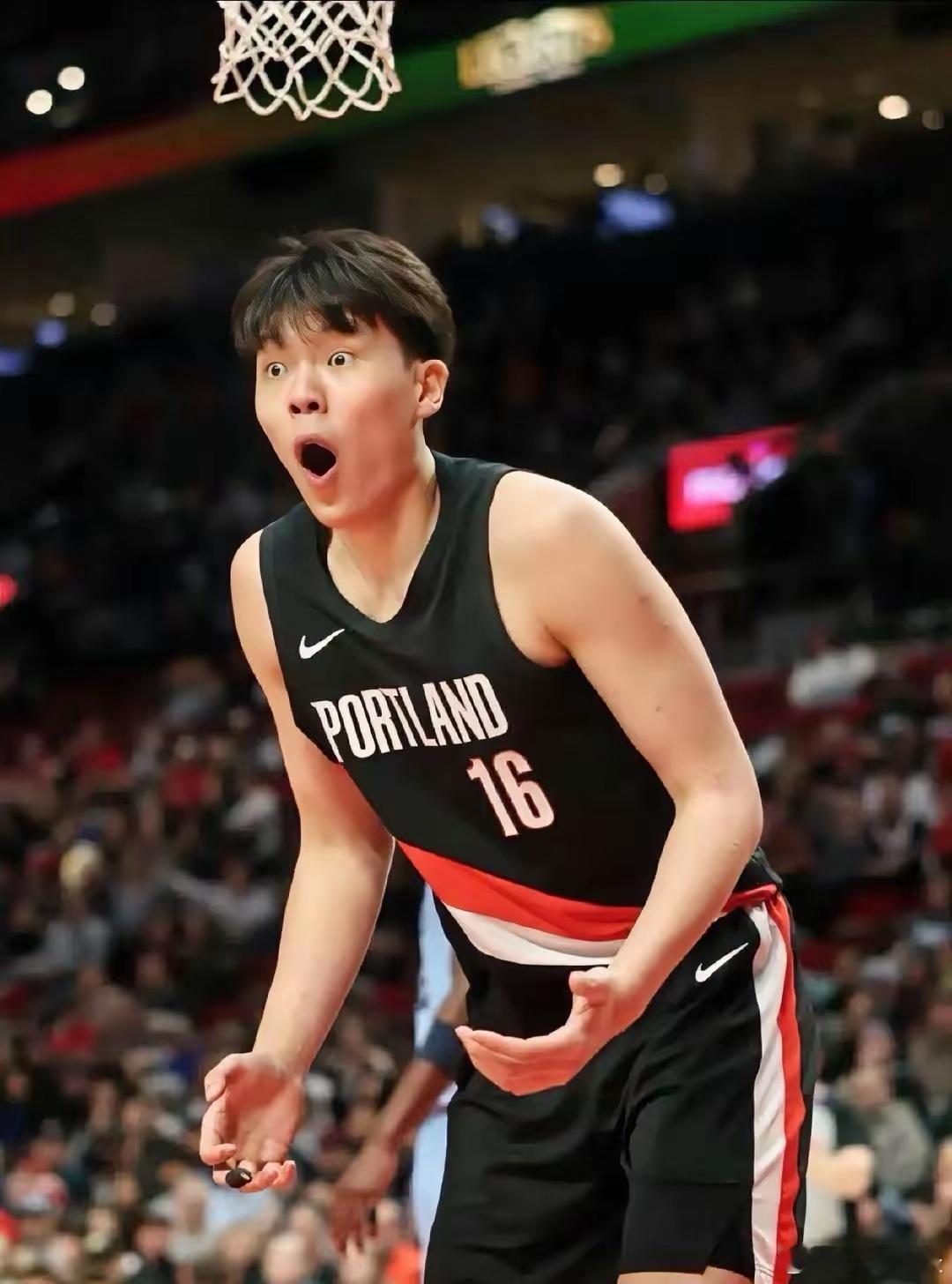 给孩子急坏了！杨翰森上场1分半钟，被吹了三次犯规，两次防守犯规，一次进攻犯规。两