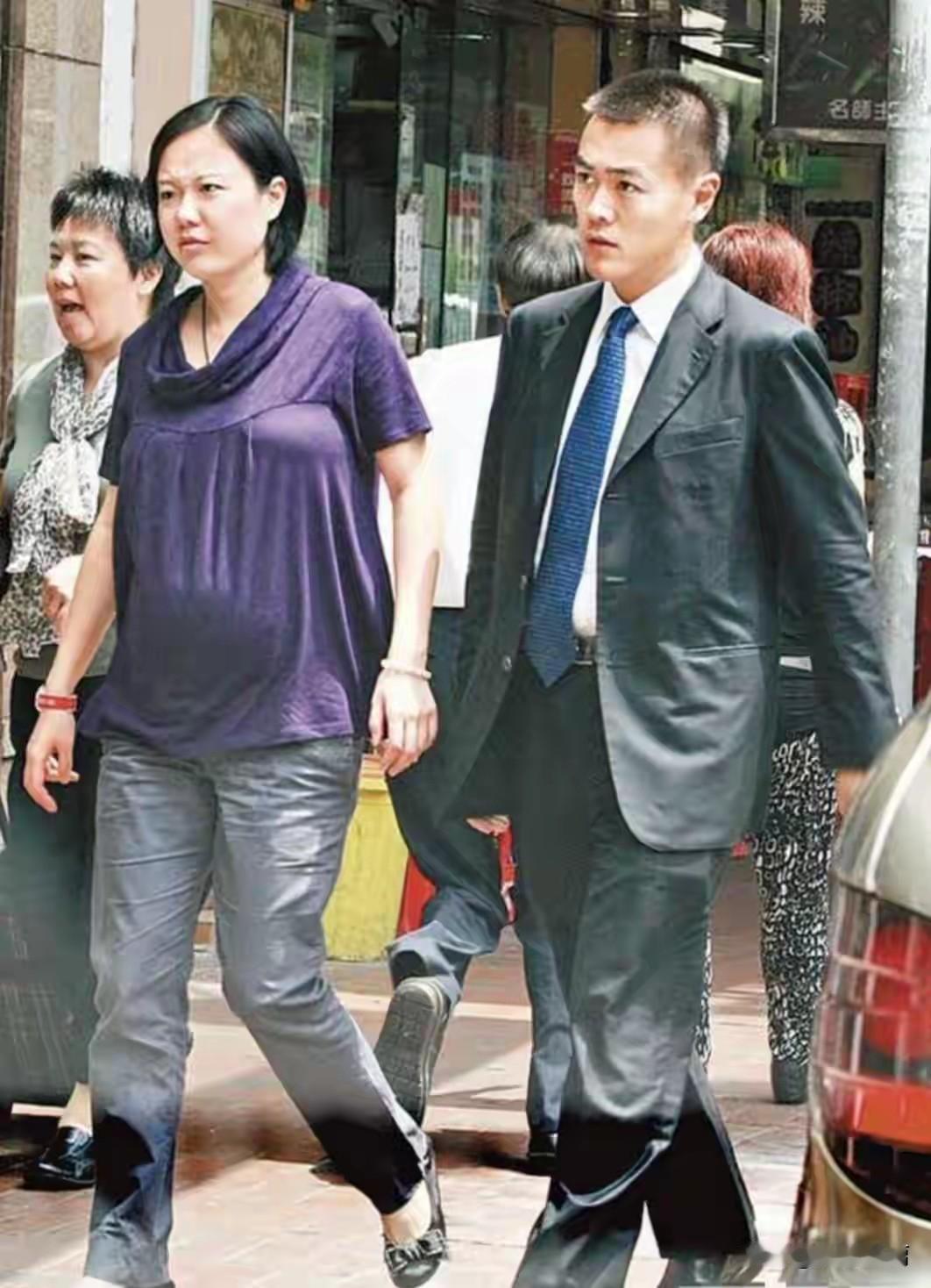 刘銮雄这个儿子跟他爹还真的是不一样。他爹年轻时候追求的全部都是大美女大明星，而