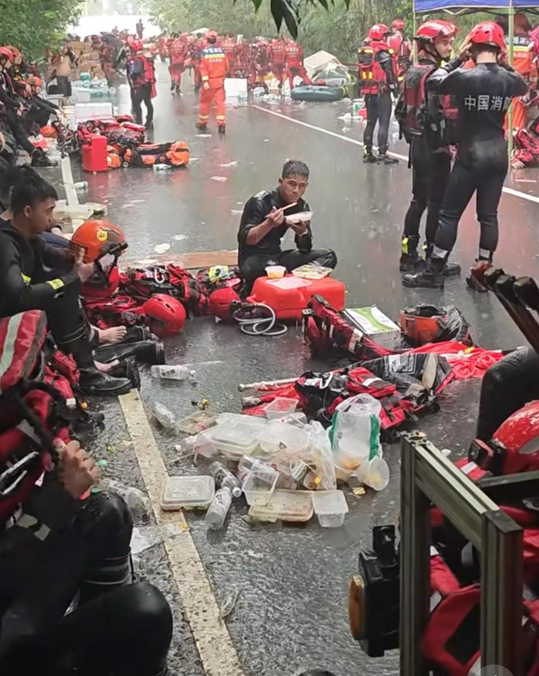 看着心里挺难受的。大雨哗哗下个不停，消防员浑身都被雨水泡透了，直接坐在湿漉漉的
