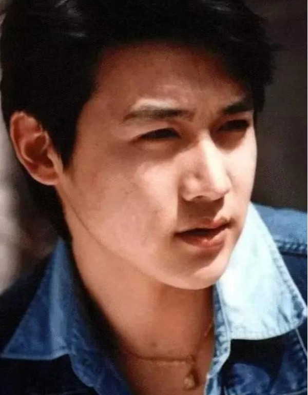 2001年，演员田海蓉发文爆料：“陆毅就是陈世美，我是他的第二个女友！”陆毅
