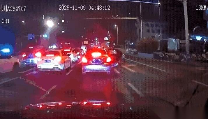 我天，我今天算是开了眼了。真有人能把大马路当自家客厅啊？凌晨四点，成都，车来