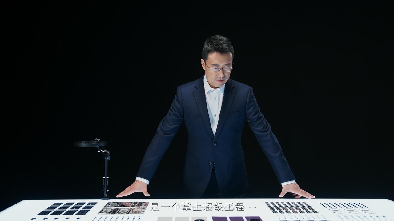能超越华为的只有华为！最近华为终端BGCEO何刚公布全球首个三折叠生产线，再次