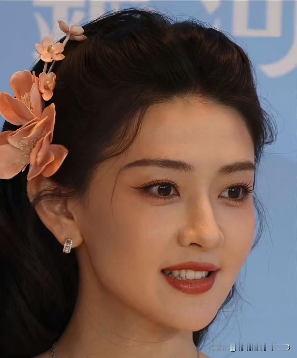 我一个路人真的被梁洁的怼脸生图震撼到了