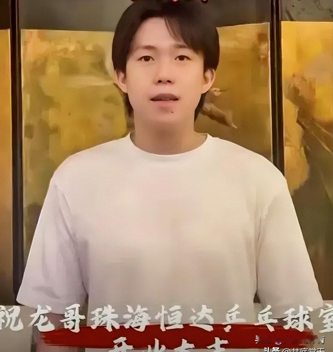 盯着广告屏里自己挥拍的身影，王楚钦心里就一句话：龙哥这次玩真的。马龙把“龙队”