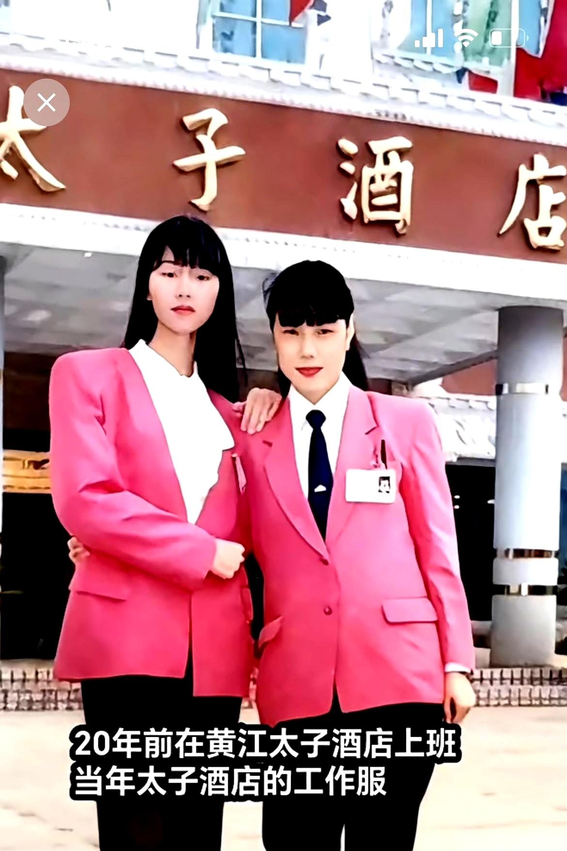 同一张老照片，差别怎么能这么大？一个在回忆里笑着说“那时候上班挺风光”，一个却